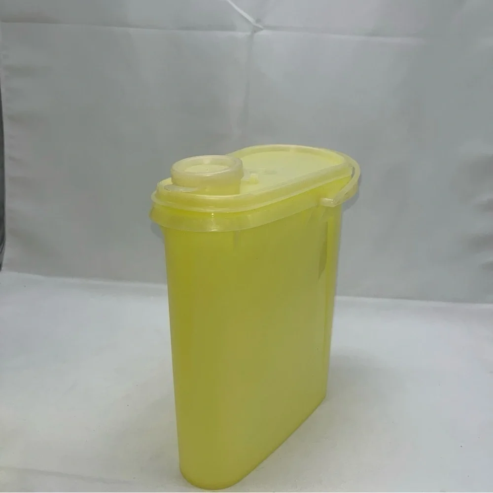 Vintage Tupperware Yellow Beverage Buddy 587 2-Qt Pitcher Pour Seal & Handle ++